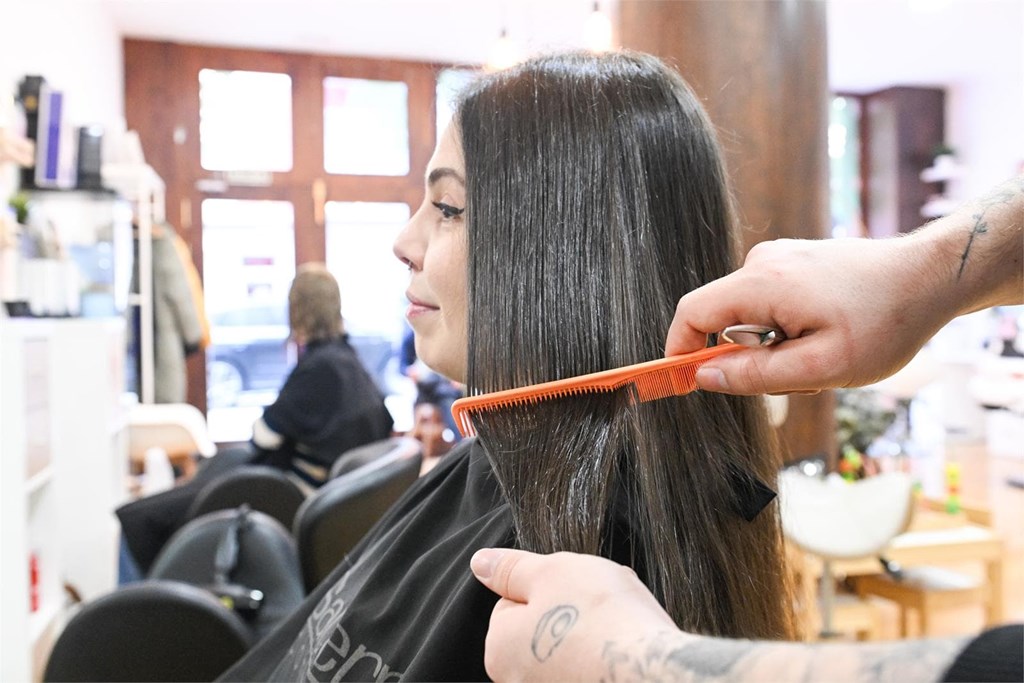 ¿Pelo deshidratado en verano? ¡Ponte en manos de nuestros peluqueros en Pontevedra!