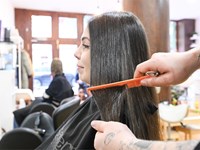 ¿Pelo deshidratado en verano? ¡Ponte en manos de nuestros peluqueros en Pontevedra!