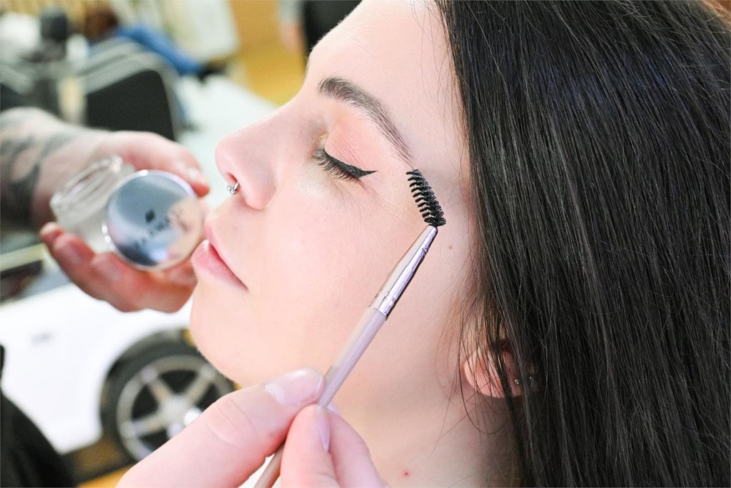 Sé la novia perfecta en tu boda con nuestro servicio de maquillaje