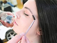 Sé la novia perfecta en tu boda con nuestro servicio de maquillaje