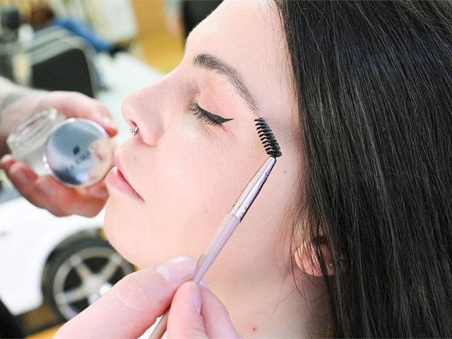 Sé la novia perfecta en tu boda con nuestro servicio de maquillaje